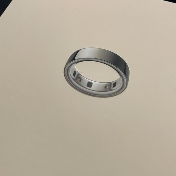 Oura Ring Gen 4 - Silver - Size 7-Brand New, Sealed - Picture 5 of 7